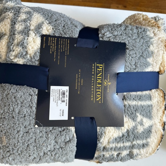 Pendleton Home Collection Throw - Gray and Cream - Picture 2 of 3